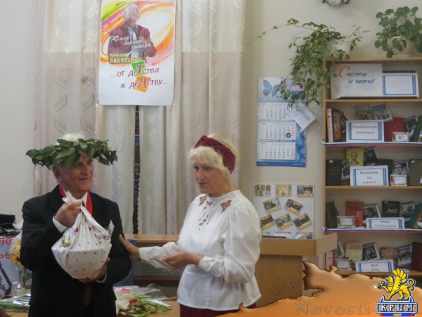 В центральной библиотеке Симферополя прошел юбилейный творческий вечер известного крымского юмориста и поэта Аркадия Вакуленко (ФОТО) - «Общество Крыма»