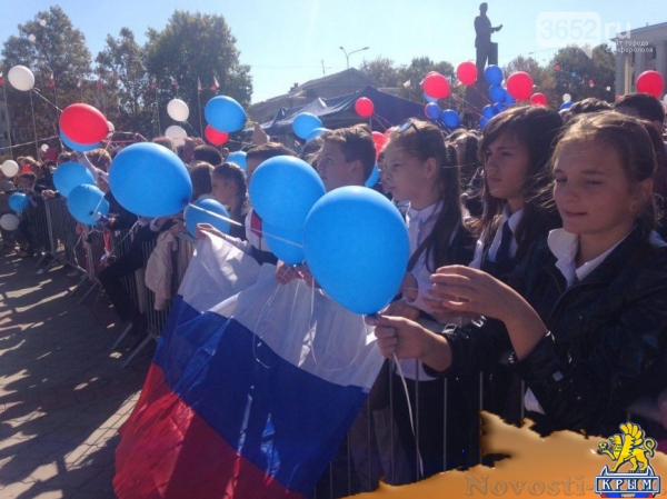 В центре крымской столицы запустили в небо бумажных "журавликов мира" (ФОТОФАКТ) - «Симферополь»