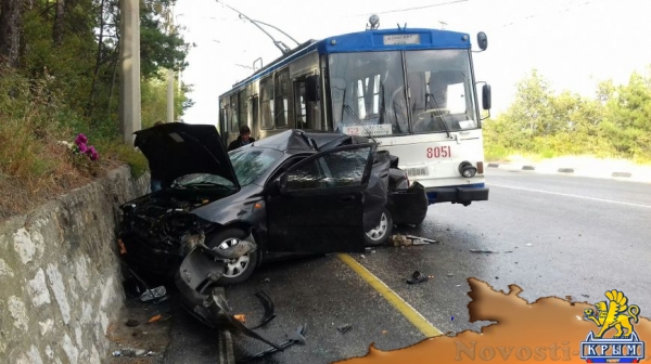 На трассе Симферополь-Ялта столкнулись легковушка и троллейбус (ФОТО, обновлено) - «Симферополь»