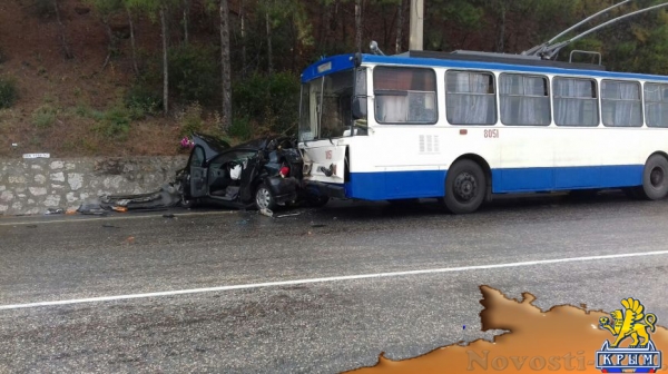 На трассе Симферополь-Ялта столкнулись легковушка и троллейбус (ФОТО, обновлено) - «Симферополь»