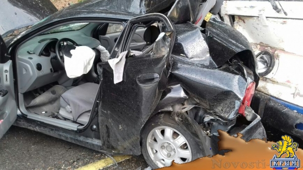 На трассе Симферополь-Ялта столкнулись легковушка и троллейбус (ФОТО, обновлено) - «Симферополь»