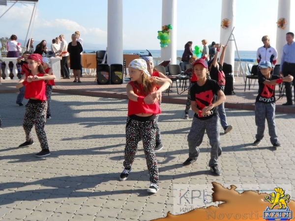 Школьники Алушты присоединились ко Всероссийскому дню ходьбы (ФОТО) - «Политика Крыма»