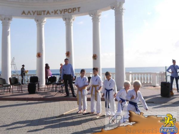 Школьники Алушты присоединились ко Всероссийскому дню ходьбы (ФОТО) - «Политика Крыма»