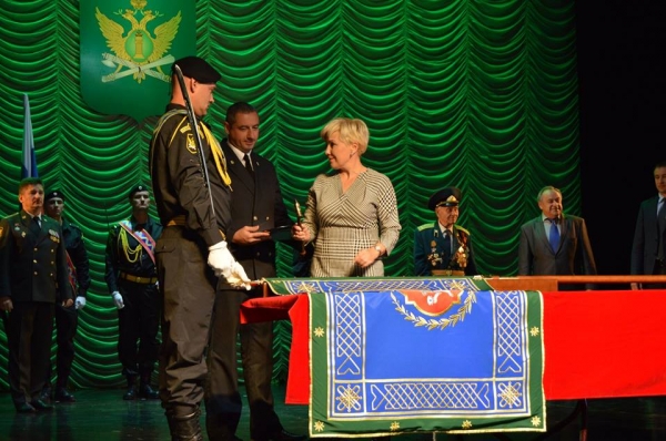 Ирина Клюева приняла участие в проведении ритуала крепления к древку полотнища знамени УФССП России по Республике Крым - «Правам ребёнка» Ирина Клюева приняла участие в проведении ритуала крепления к древку полотнища знамени УФССП России по Республике Крым - «Правам ребёнка»