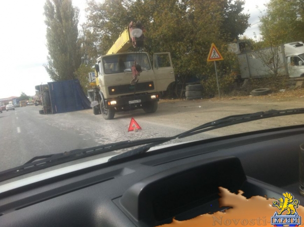 На объездной Симферополя грузовик уронил прицеп и протащил его за собой по дороге (ФОТО, ВИДЕО) - «Симферополь»