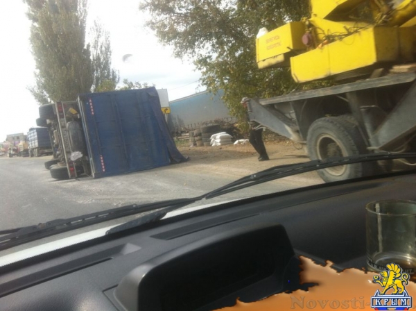 На объездной Симферополя грузовик уронил прицеп и протащил его за собой по дороге (ФОТО, ВИДЕО) - «Симферополь»