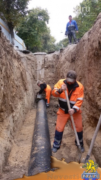 На улицах Пушкина и Карла Маркса меняют трубы (ФОТО) - «Симферополь»