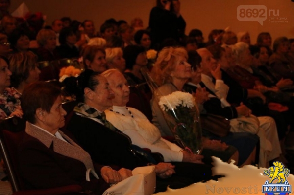 Педагогов Севастополя наградили в честь профессионального праздника  - «Культура»