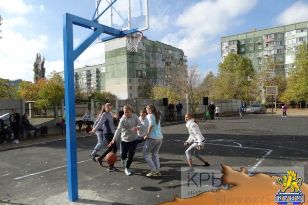 Новая площадка для уличного баскетбола открыта на окраине Симферополя (ФОТО) - «70 лет Победы»