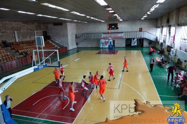 Команды из пяти городов одержали победы в стартовом туре мужского чемпионата Крыма по баскетболу (ФОТО) - «70 лет Победы»