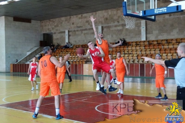 Команды из пяти городов одержали победы в стартовом туре мужского чемпионата Крыма по баскетболу (ФОТО) - «70 лет Победы»