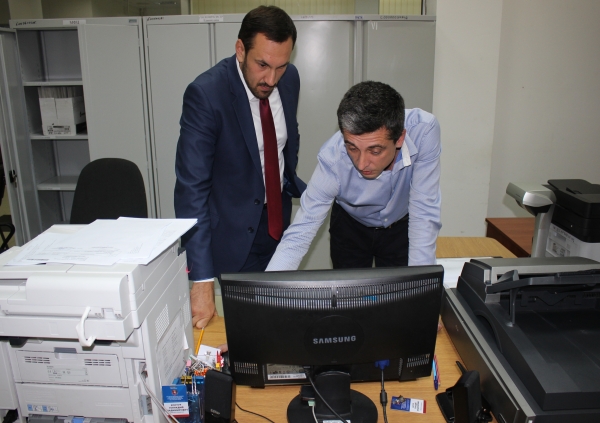 Считывание информации с документов за секунду: крымчан теперь обслуживают в подразделениях Госкомрегистра с помощью уникальной техники - «Госкомрегистр»