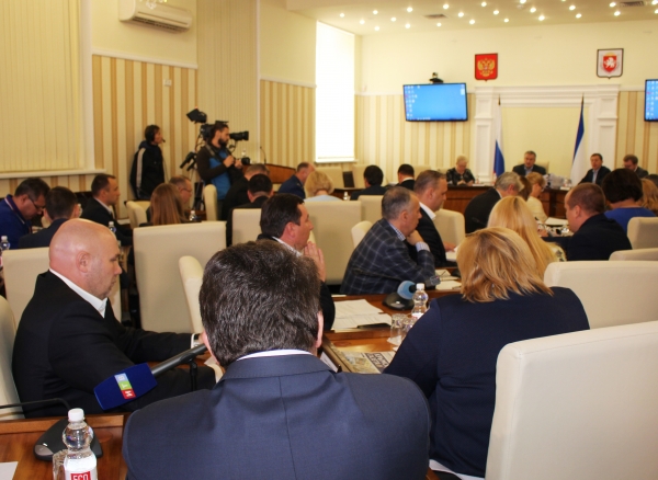 Такое явление, как очереди при оформлении недвижимости, в ближайшем будущем должно сойти на нет — Александр Спиридонов - «Госкомрегистр»