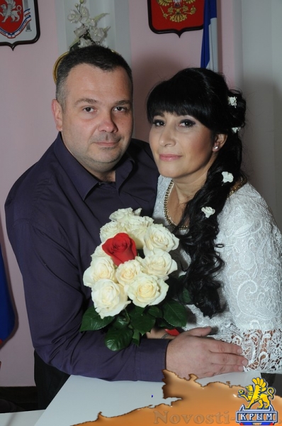 Керченская пара отметила «розовую» свадьбу в ЗАГСе - «Керчь»