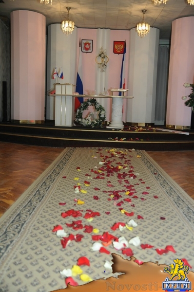 Керченская пара отметила «розовую» свадьбу в ЗАГСе - «Керчь»