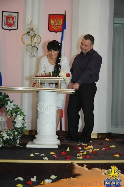 Керченская пара отметила «розовую» свадьбу в ЗАГСе - «Керчь»