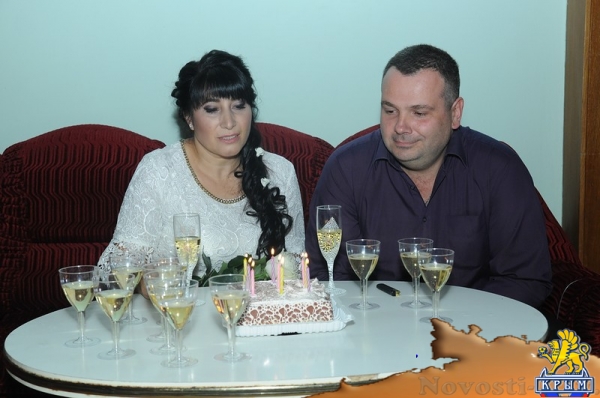 Керченская пара отметила «розовую» свадьбу в ЗАГСе - «Керчь»