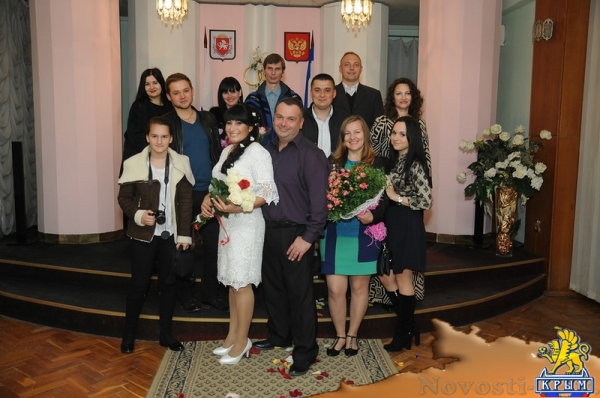 Керченская пара отметила «розовую» свадьбу в ЗАГСе - «Керчь»