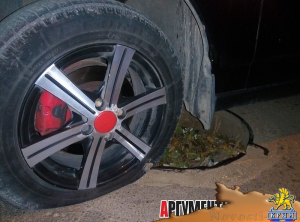 Керчане «калечат» автомобили из-за украденной крышки люка - «Керчь» Керчане «калечат» автомобили из-за украденной крышки люка - «Керчь»