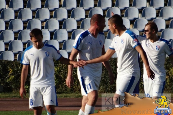 Лидирующие в чемпионате Премьер-лиги КФС «Крымтеплица» и «ТСК-Таврия» выиграли субботние матчи 10-го тура (ФОТО) - «Политика Крыма»