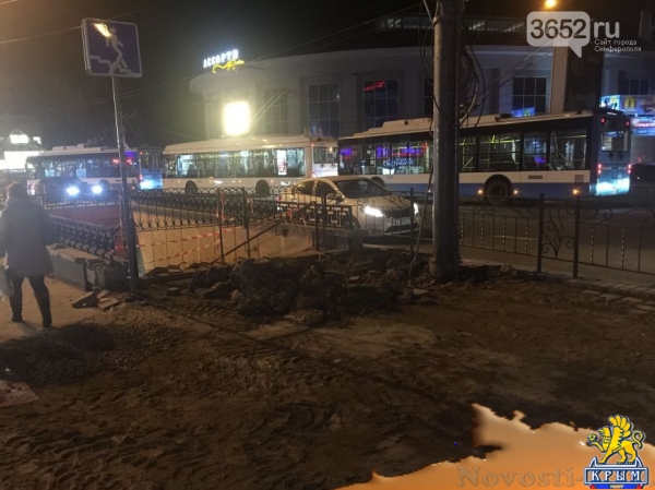 Центр Симферополя превратился в "дорогу с преградами" (ФОТОФАКТ) - «Симферополь» Центр Симферополя превратился в "дорогу с преградами" (ФОТОФАКТ) - «Симферополь»