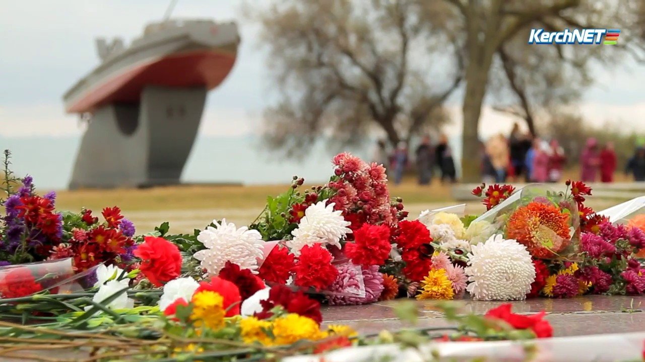 Керчь в декабре. Возложение Эльтигенского десанта. Возложение героям Эльтигенского десанта. Открытка памяти Крымского десанта. Керченскофеодоссийский десант видео.