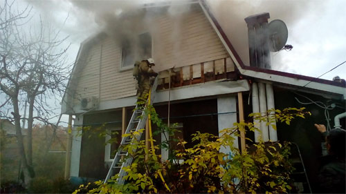 Сотрудники ГКУ РК «Пожарная охрана Республики Крым» ликвидировали пожар в двух частных жилых домах - «МЧС» Сотрудники ГКУ РК «Пожарная охрана Республики Крым» ликвидировали пожар в двух частных жилых домах - «МЧС»