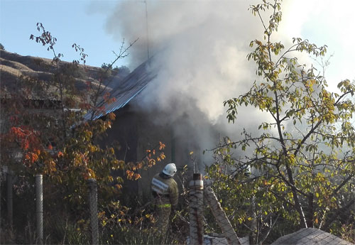 Сотрудники ГКУ РК «Пожарная охрана Республики Крым» ликвидировали пожар в двух частных жилых домах - «МЧС» Сотрудники ГКУ РК «Пожарная охрана Республики Крым» ликвидировали пожар в двух частных жилых домах - «МЧС»