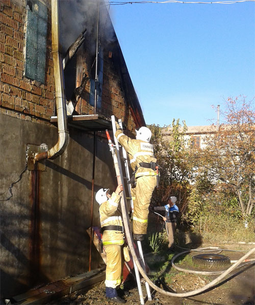 Сотрудники ГКУ РК «Пожарная охрана Республики Крым» ликвидировали пожар в двух частных жилых домах - «МЧС» Сотрудники ГКУ РК «Пожарная охрана Республики Крым» ликвидировали пожар в двух частных жилых домах - «МЧС»