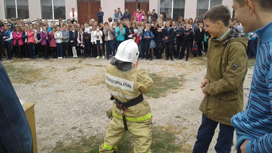 Сотрудники ГКУ РК «Пожарная охрана Республики Крым» продолжают проводить уроки по пожарной безопасности для детей - «МЧС» Сотрудники ГКУ РК «Пожарная охрана Республики Крым» продолжают проводить уроки по пожарной безопасности для детей - «МЧС»