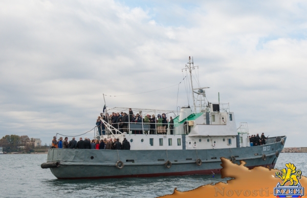 В память начала обороны: Цветы на воде и у Вечного Огня (ФОТО) - «Общество Крыма»