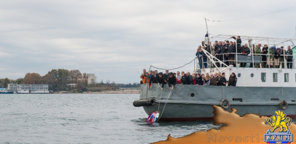 В память начала обороны: Цветы на воде и у Вечного Огня (ФОТО) - «Общество Крыма»