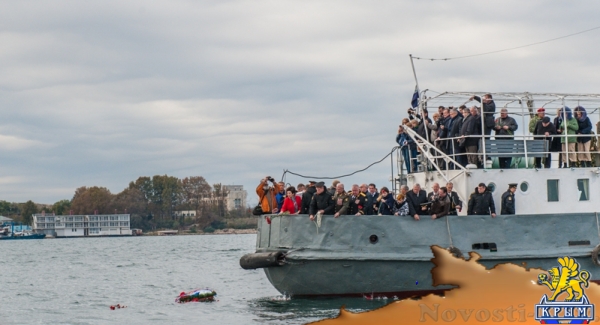 В память начала обороны: Цветы на воде и у Вечного Огня (ФОТО) - «Общество Крыма»