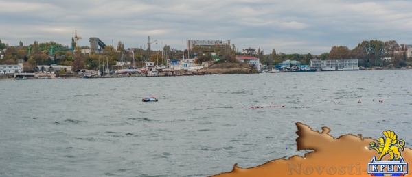 В память начала обороны: Цветы на воде и у Вечного Огня (ФОТО) - «Общество Крыма»