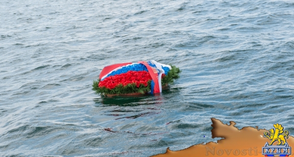 В память начала обороны: Цветы на воде и у Вечного Огня (ФОТО) - «Общество Крыма»