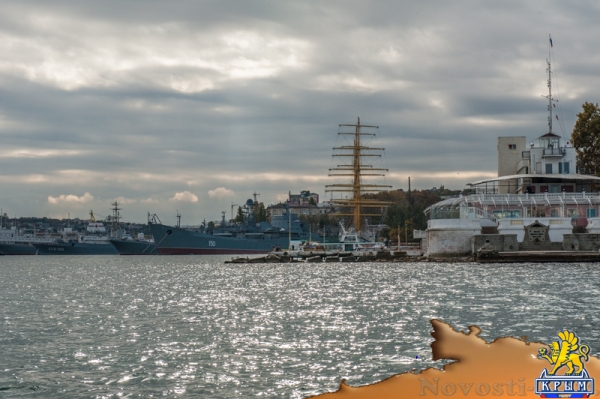 В память начала обороны: Цветы на воде и у Вечного Огня (ФОТО) - «Общество Крыма»