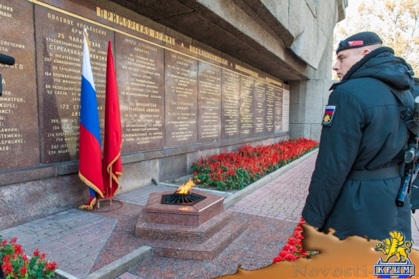 В память начала обороны: Цветы на воде и у Вечного Огня (ФОТО) - «Общество Крыма»