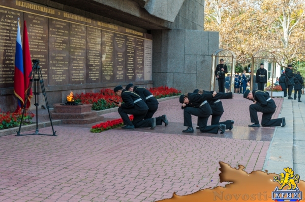 В память начала обороны: Цветы на воде и у Вечного Огня (ФОТО) - «Общество Крыма»