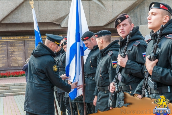 В память начала обороны: Цветы на воде и у Вечного Огня (ФОТО) - «Общество Крыма»