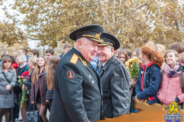 В память начала обороны: Цветы на воде и у Вечного Огня (ФОТО) - «Общество Крыма»