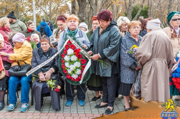 В память начала обороны: Цветы на воде и у Вечного Огня (ФОТО) - «Общество Крыма»