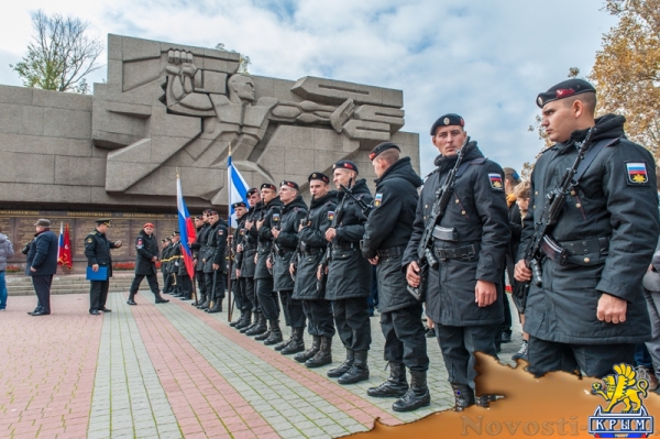 В память начала обороны: Цветы на воде и у Вечного Огня (ФОТО) - «Общество Крыма»