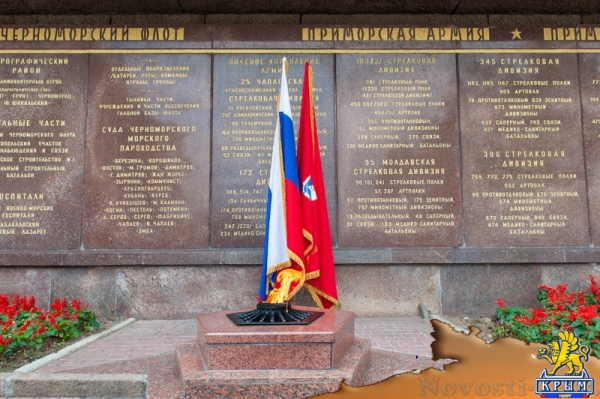 В память начала обороны: Цветы на воде и у Вечного Огня (ФОТО) - «Общество Крыма»