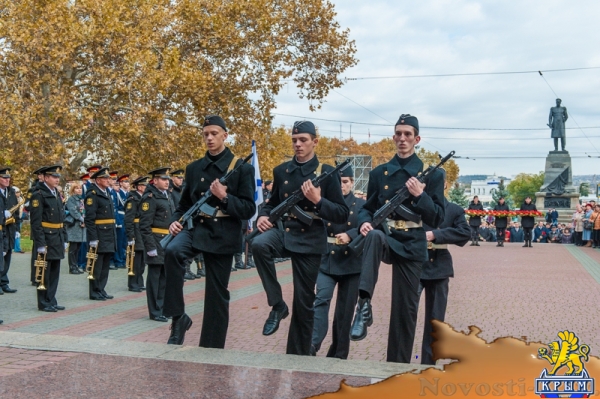 В память начала обороны: Цветы на воде и у Вечного Огня (ФОТО) - «Общество Крыма»