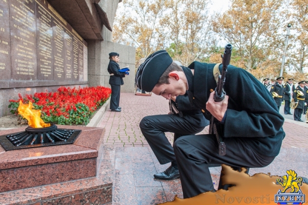 В память начала обороны: Цветы на воде и у Вечного Огня (ФОТО) - «Общество Крыма»