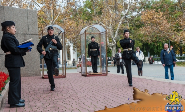 В память начала обороны: Цветы на воде и у Вечного Огня (ФОТО) - «Общество Крыма»