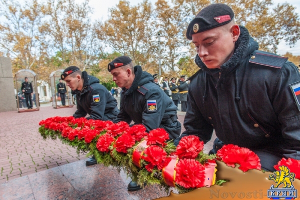 В память начала обороны: Цветы на воде и у Вечного Огня (ФОТО) - «Общество Крыма»