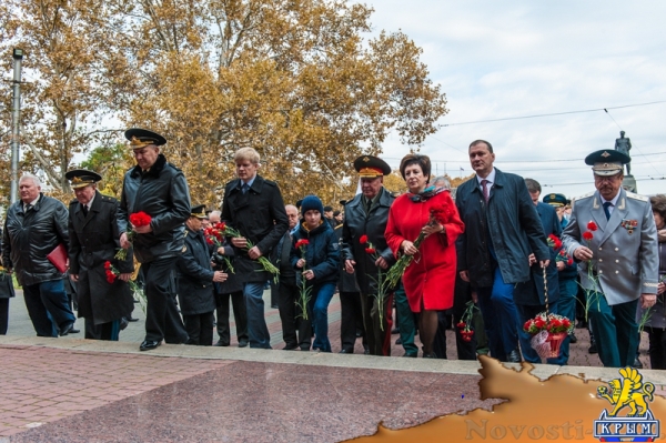В память начала обороны: Цветы на воде и у Вечного Огня (ФОТО) - «Общество Крыма»