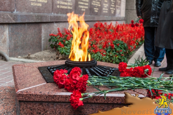 В память начала обороны: Цветы на воде и у Вечного Огня (ФОТО) - «Общество Крыма»
