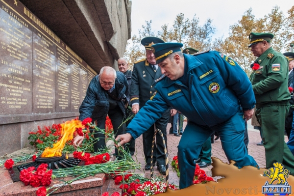 В память начала обороны: Цветы на воде и у Вечного Огня (ФОТО) - «Общество Крыма»